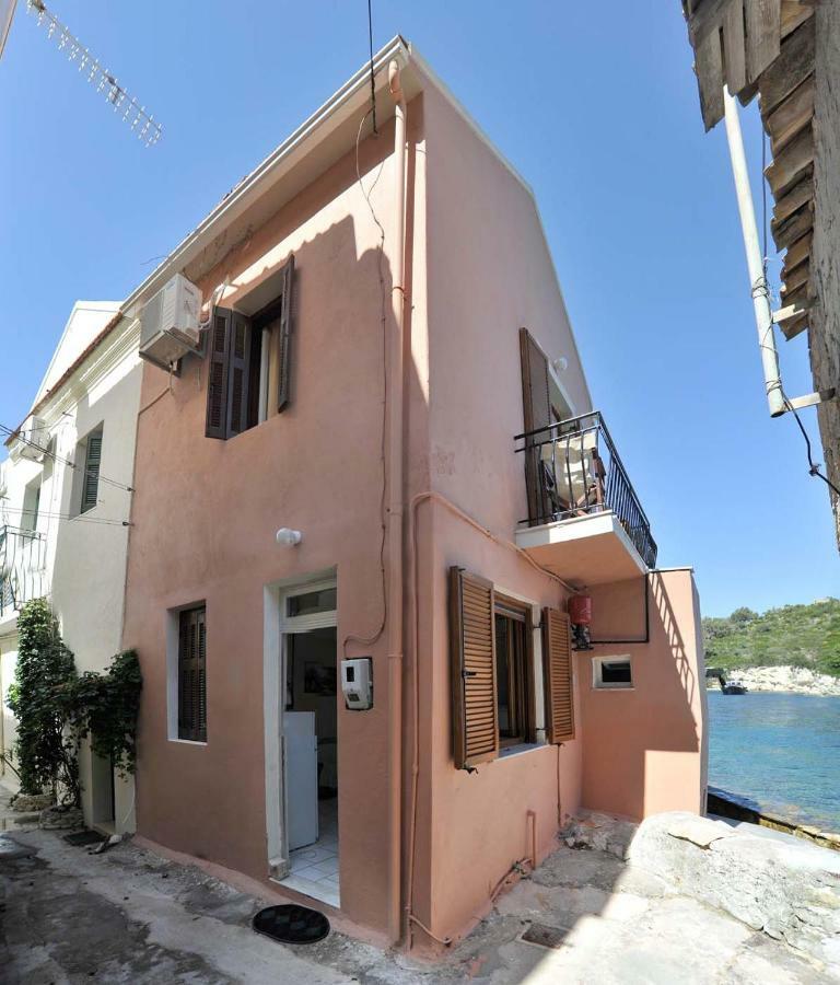 Mermaid Cottage Longos  Bagian luar foto