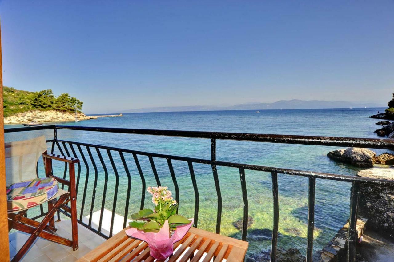Mermaid Cottage Longos  Bagian luar foto